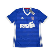 2017/18 Ipswich Town *BNWT* Trikot, Heim, von der Mannschaft signiert (L) Adidas