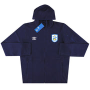 2023-24 Huddersfield Umbro Präsentationsjacke *Neu und originalverpackt* XL