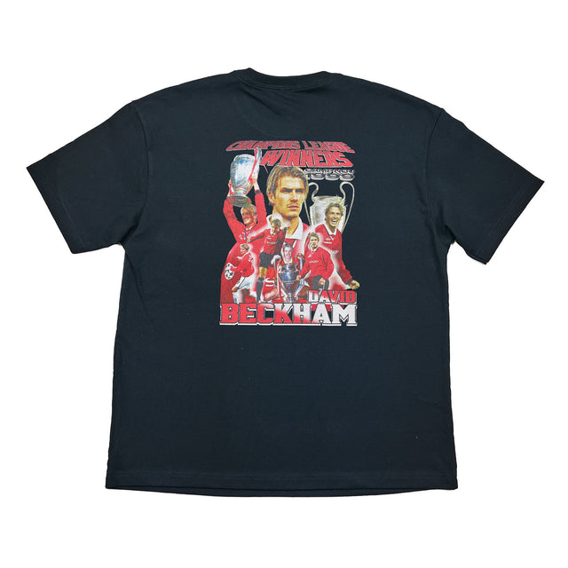 MANCHESTER UNITED BECKHAM 'CAMP NOU 1999' BOOTLEG TEE | Cult Kits, Small / Manchester United / Black
